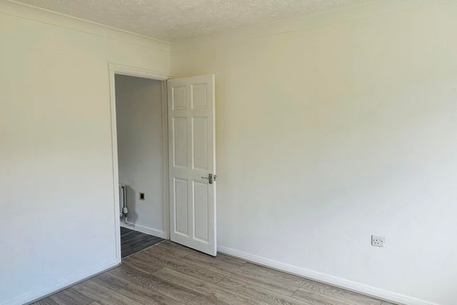 48, Fareham Way, Houghton Regis photo 4