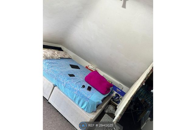 Flat, Hanworth Road Whitton, Hounslow photo 5