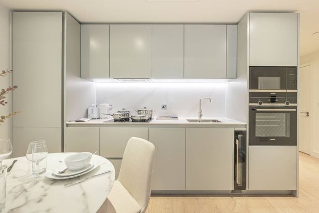 Thumbnail Flat to rent in South Quay Plaza, Tower Hamlets, London