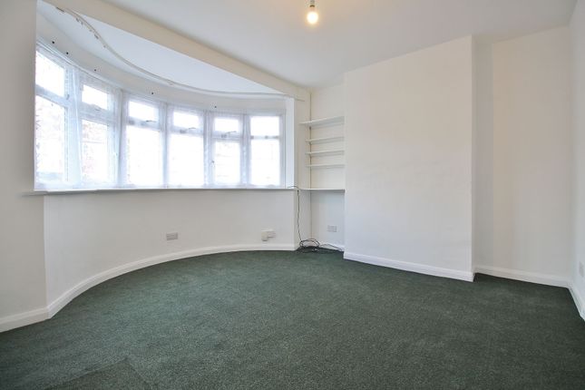 105 Raleigh Road, Feltham photo 4