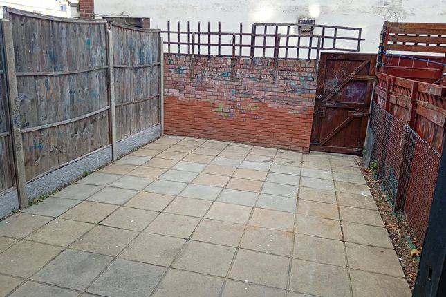 6 Kemps Drive, London photo 2