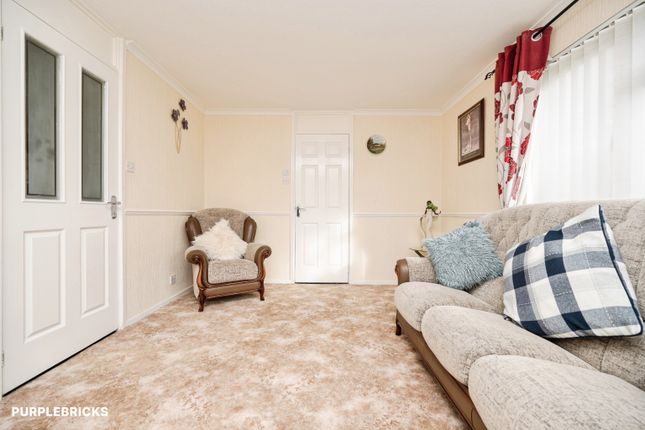 18, Weaver Close, Brierley Hill photo 4