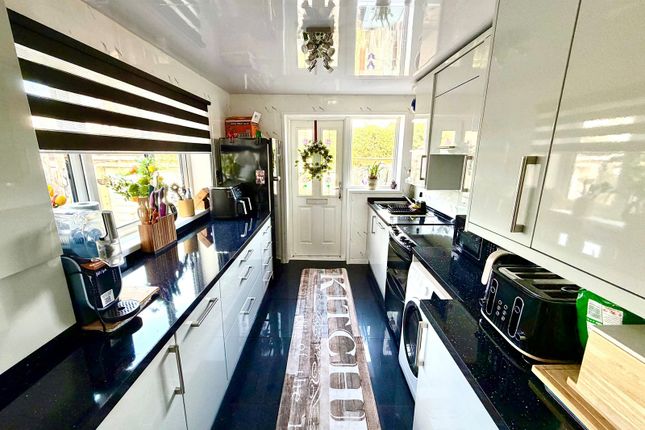 12, Devon Way, Chessington photo 3
