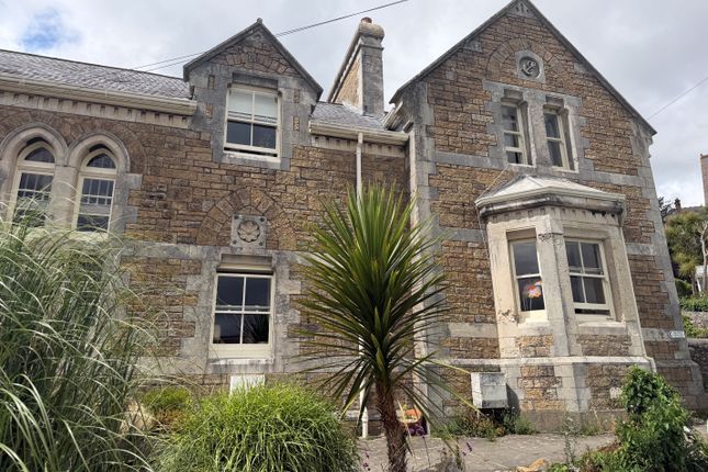 2-bed house on 14, Penzance, £1,300/mo