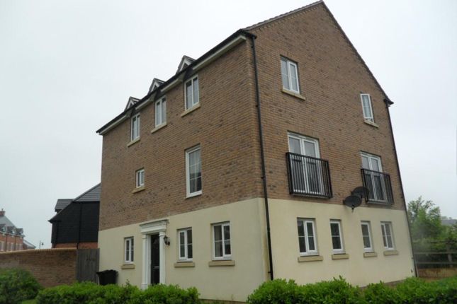 Town house to rent in Badger Lane, Bourne