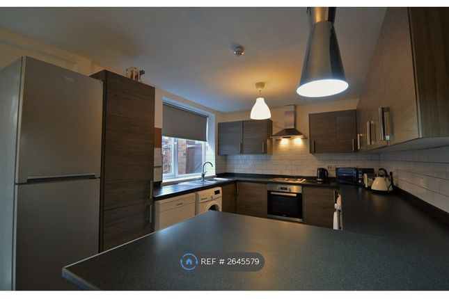 Fully Fitted Kitchen With Breakfast Bar