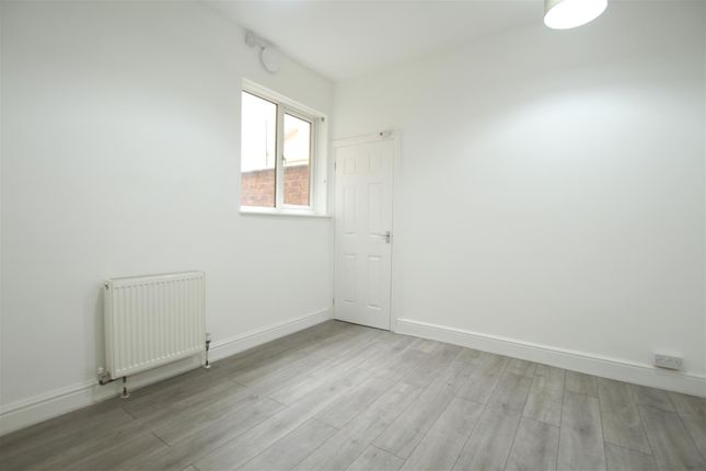 19, Kingsthorpe Grove, Northampton photo 3