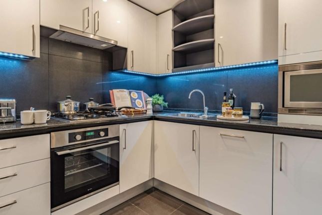 Flat to rent in Circus Apartments, Westferry Circus, London