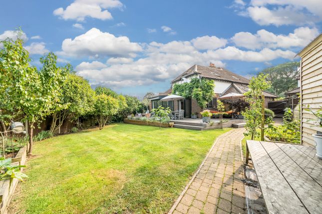 19, Aspen Close, Guildford photo 2