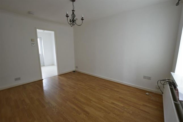 21, Greenway Court, Barry photo 2