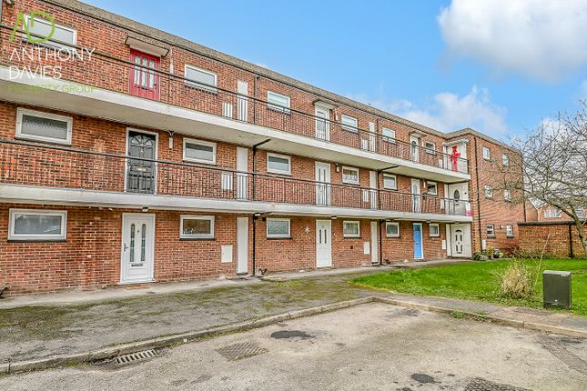 Thumbnail Flat to rent in Chaucer Way, Hoddesdon