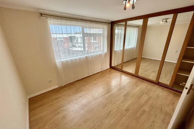 11, Aldborough Court, Chingford photo 5