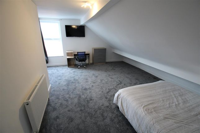 5, Edwin Road, Leeds photo 4
