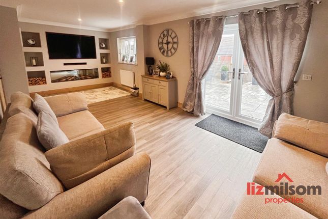 21, Lamplight Way, Swadlincote photo 2