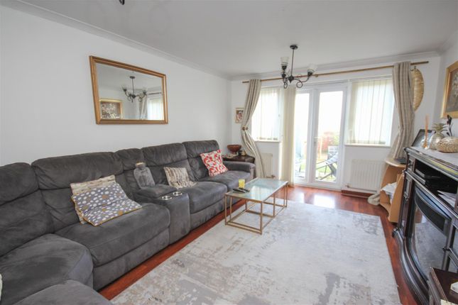 1, Leighton Close, Wellingborough photo 2