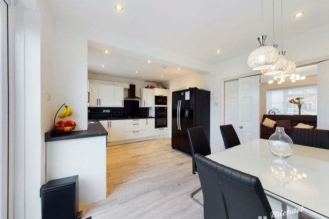9 Henry Road, Aylesbury photo 2