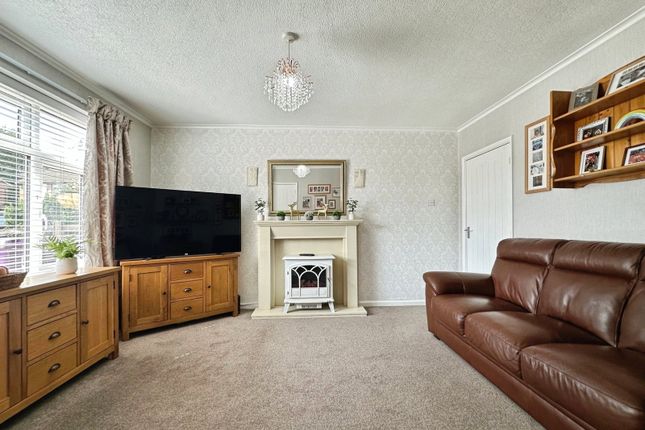 75, Milldale Crescent, Fordhouses, Wolverhampton photo 3