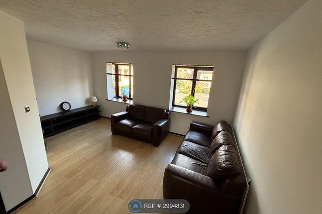 3-bed semi-detached on King Arthur Court, Cheshunt, Waltham Cross, £2,100/mo