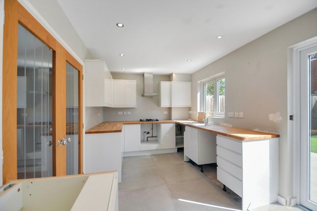 Willow Wood Close, Burnham, Slough photo 4