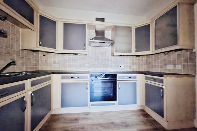 7, Linden Court, Holbrook Way, Swindon photo 3