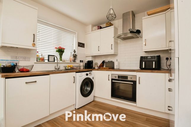 31, Trinity Close, Caldicot photo 3