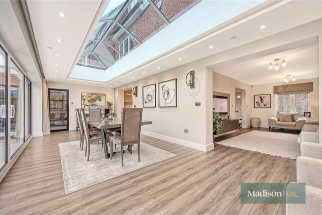 3, Tamarind Grove, Chigwell photo 4