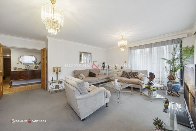 Flat to rent in Sandringham House, Brook Green