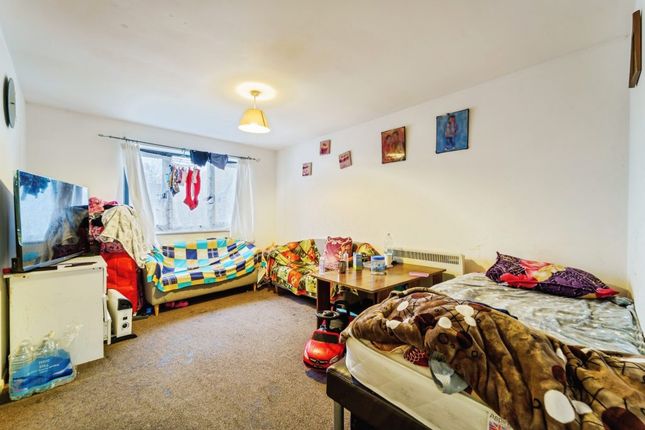 77, Burket Close, Southall photo 4