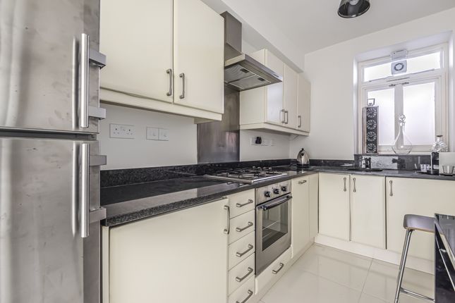 Flat to rent in Fitzjohns Avenue, London