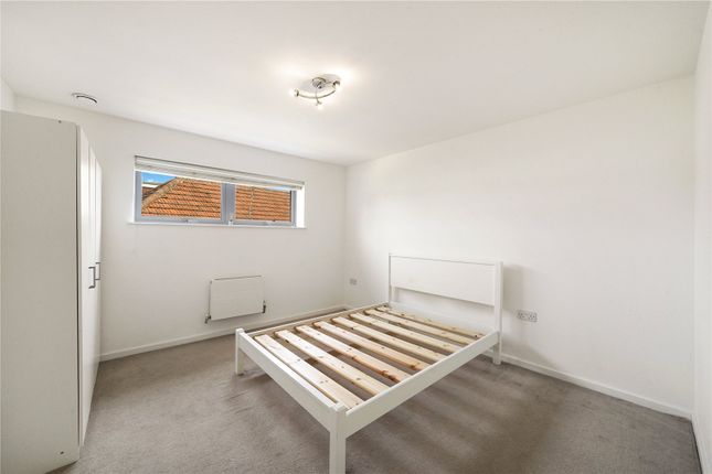 Flat 3, 111, The Greenway, London photo 3