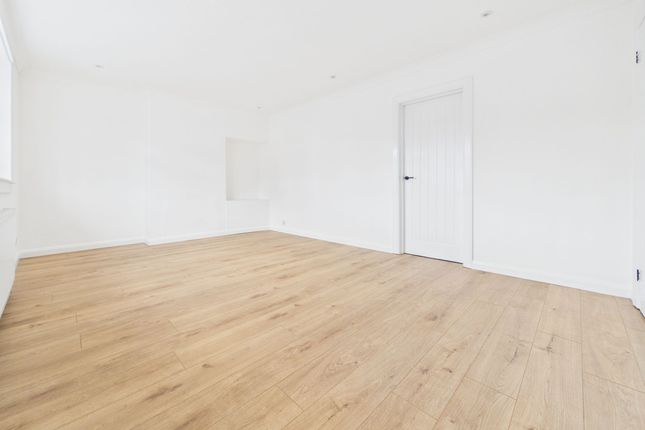 16 Park Road, Shotts photo 2