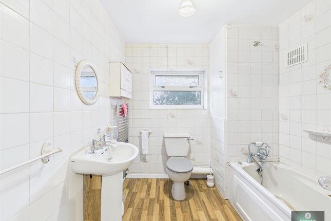 22, Stafford Road, Crawley photo 4