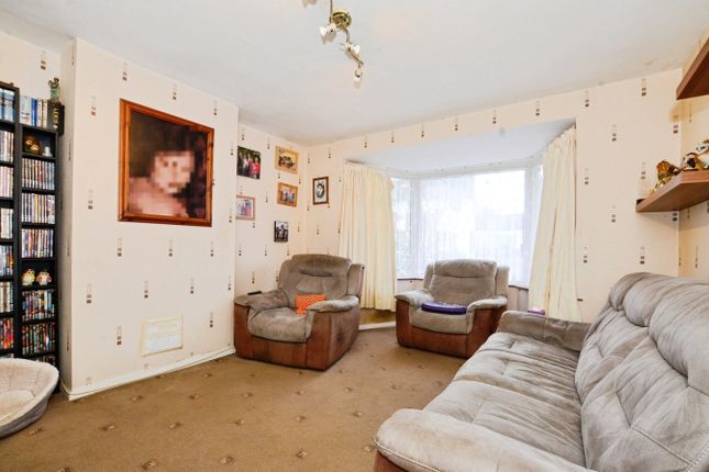 145, Coates Way, Watford photo 3