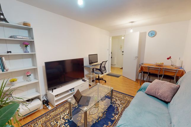 Thumbnail Flat for sale in Heylyn Square, London