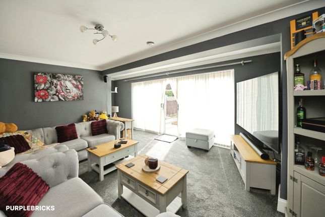 18, Thorn Lane, Rainham photo 4
