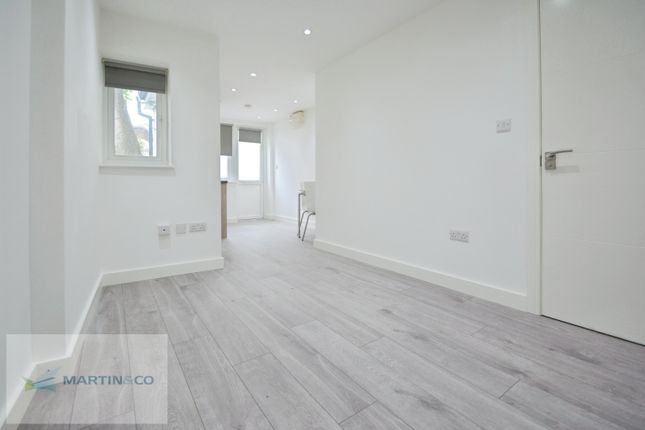 Flat 2, Mazal Court, West Molesey photo 2