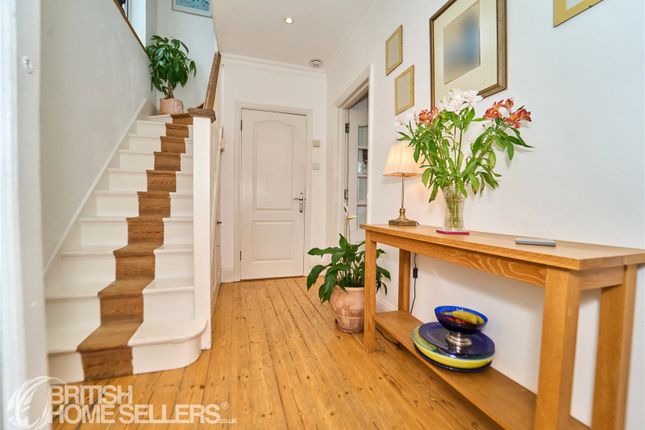 16, Oxford Crescent, New Malden photo 2