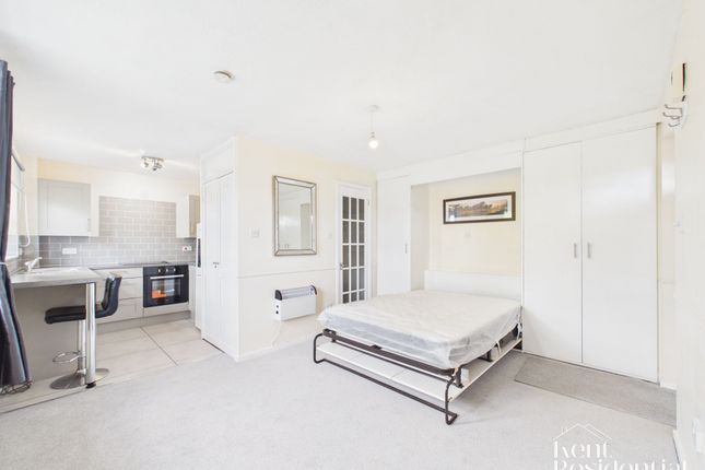 21 Ravens Dane Close, Maidstone photo 2