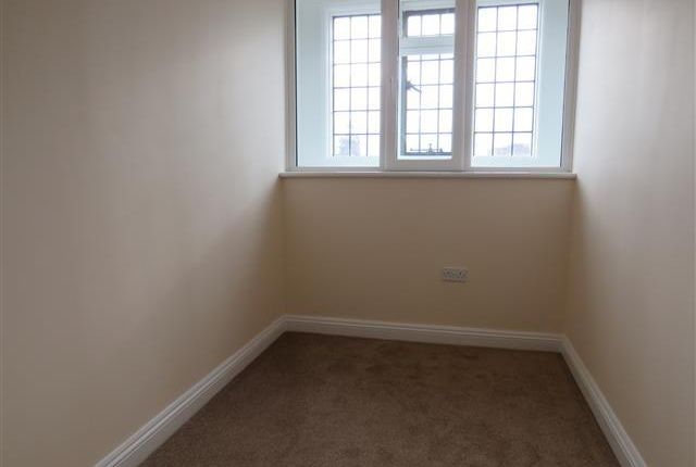 Flat to rent in The Parade, Northampton