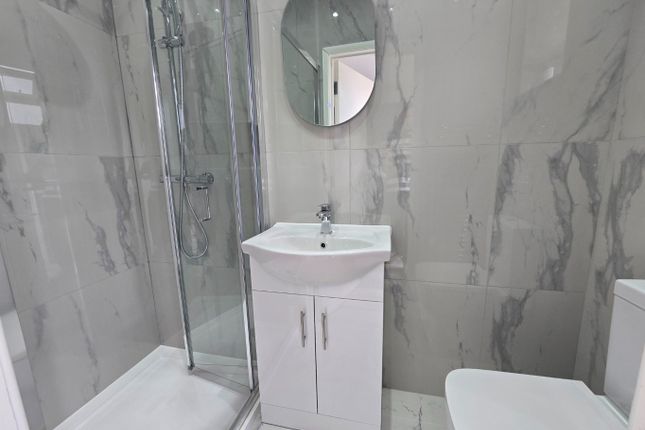 2 Holmside Rise, Watford, Hertfordshire photo 3