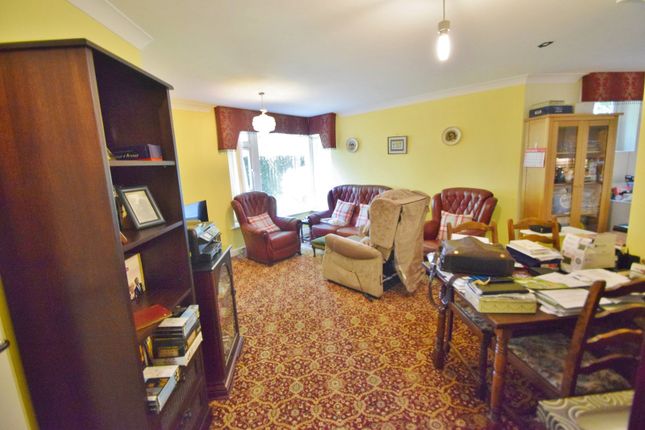 Flat for sale in Northampton Avenue, Slough, Berkshire