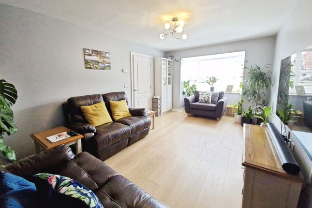 22, Irelands Croft Close, Sandbach photo 3
