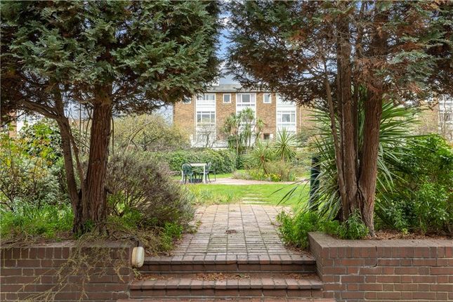 Flat for sale in Vanbrugh Court, Wincott Street, London