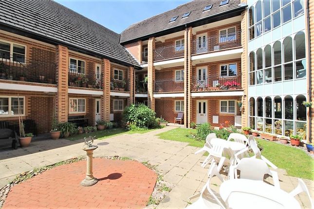 Flat for sale in Northcourt Avenue, Reading