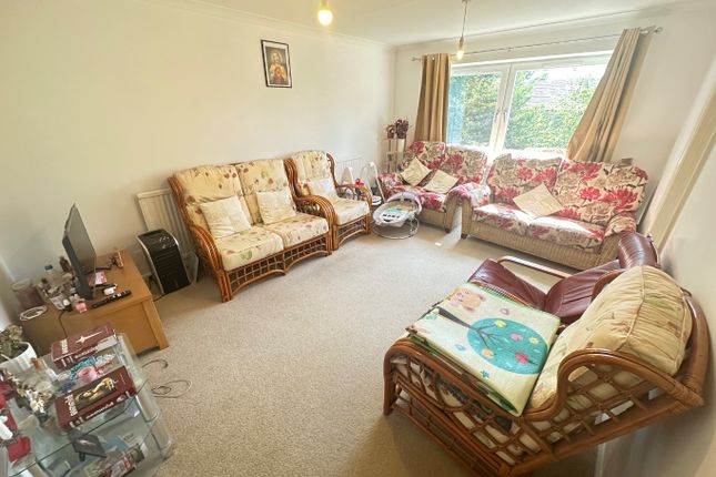 16, Linden Close, Dunstable photo 2