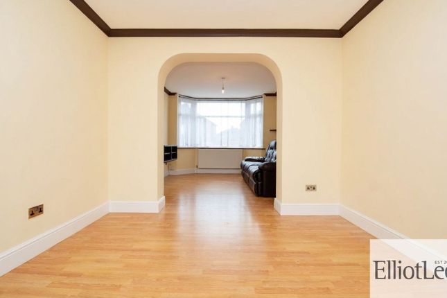 53 Ryefield Avenue, Uxbridge photo 3