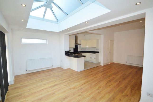 9 Sedgley Avenue, Manchester photo 4