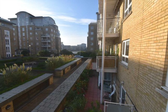 Flat to rent in St Davids Square, London