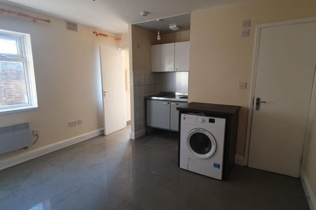 Flat 4, 65, Grove Road, Hounslow photo 3