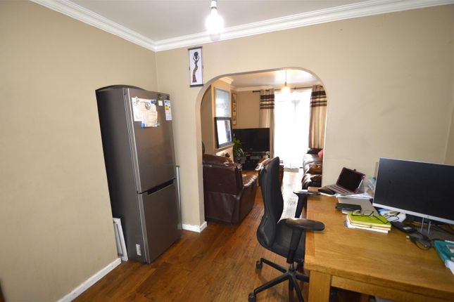 32, Rutland Gardens, Dagenham photo 4